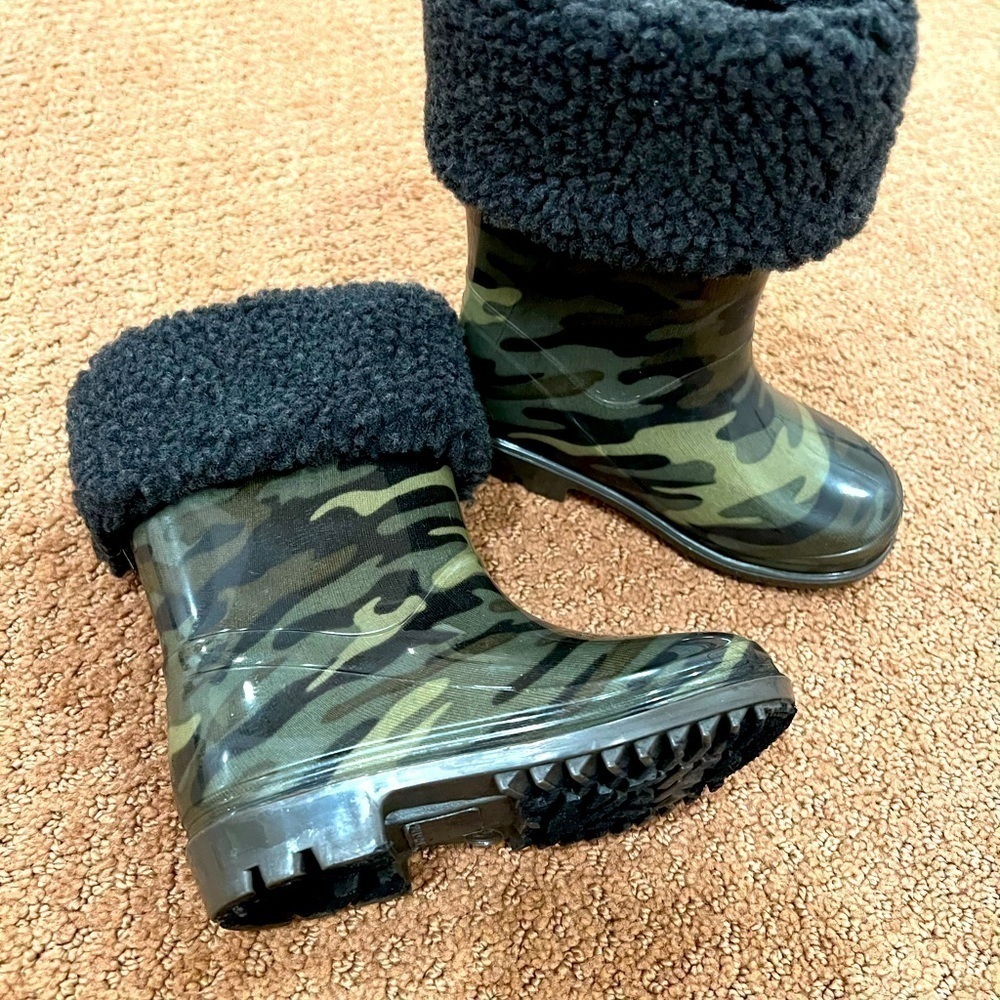 Carter’s Brand New Girls Shearling Lined Camo Rain-boots Size 5